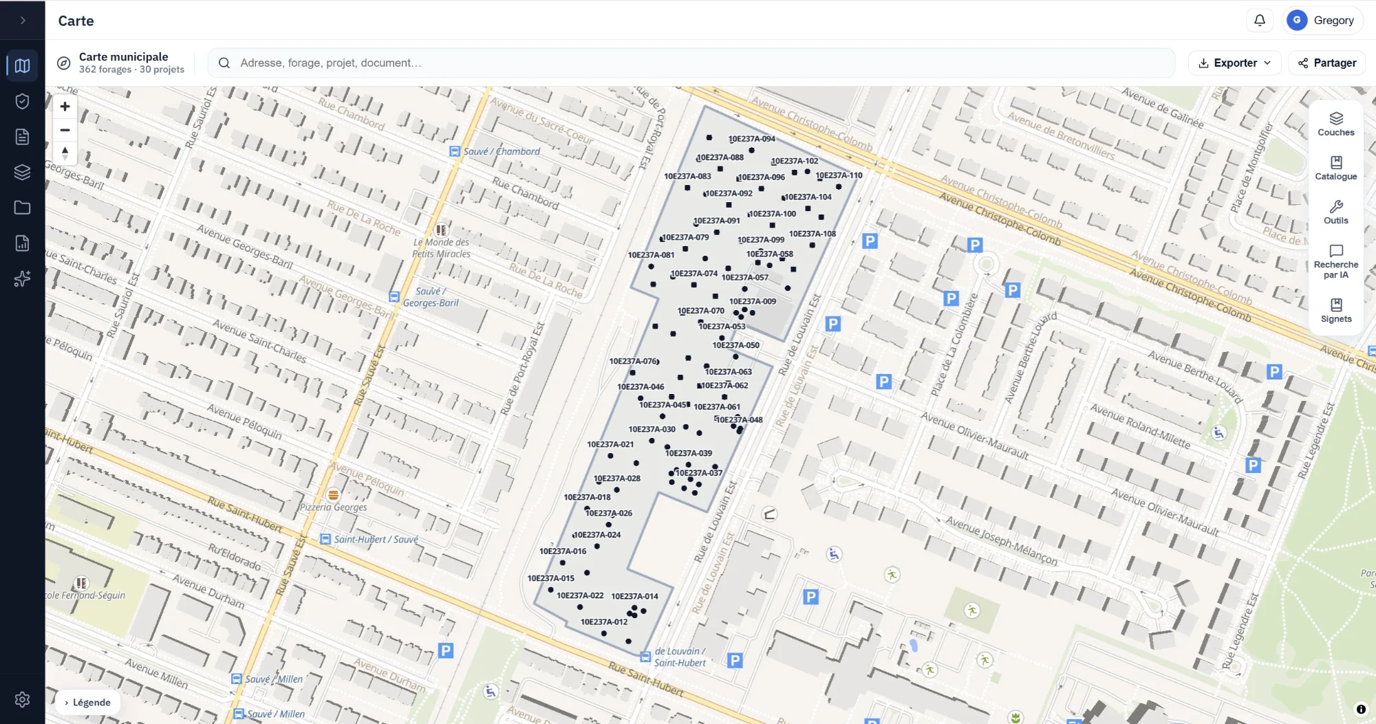 Carte GeoSift : l’emprise d’un projet sur le secteur Sauvé / Louvain à Montréal, recoupée par une cinquantaine de forages d’archives numérotés.